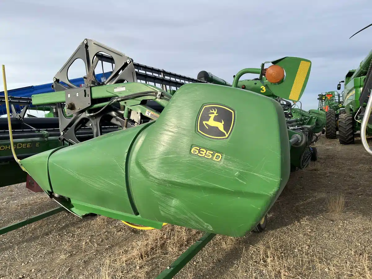 Photo de la Galerie 1 pour 2013 John Deere 635D Nez - Toile/Tapis