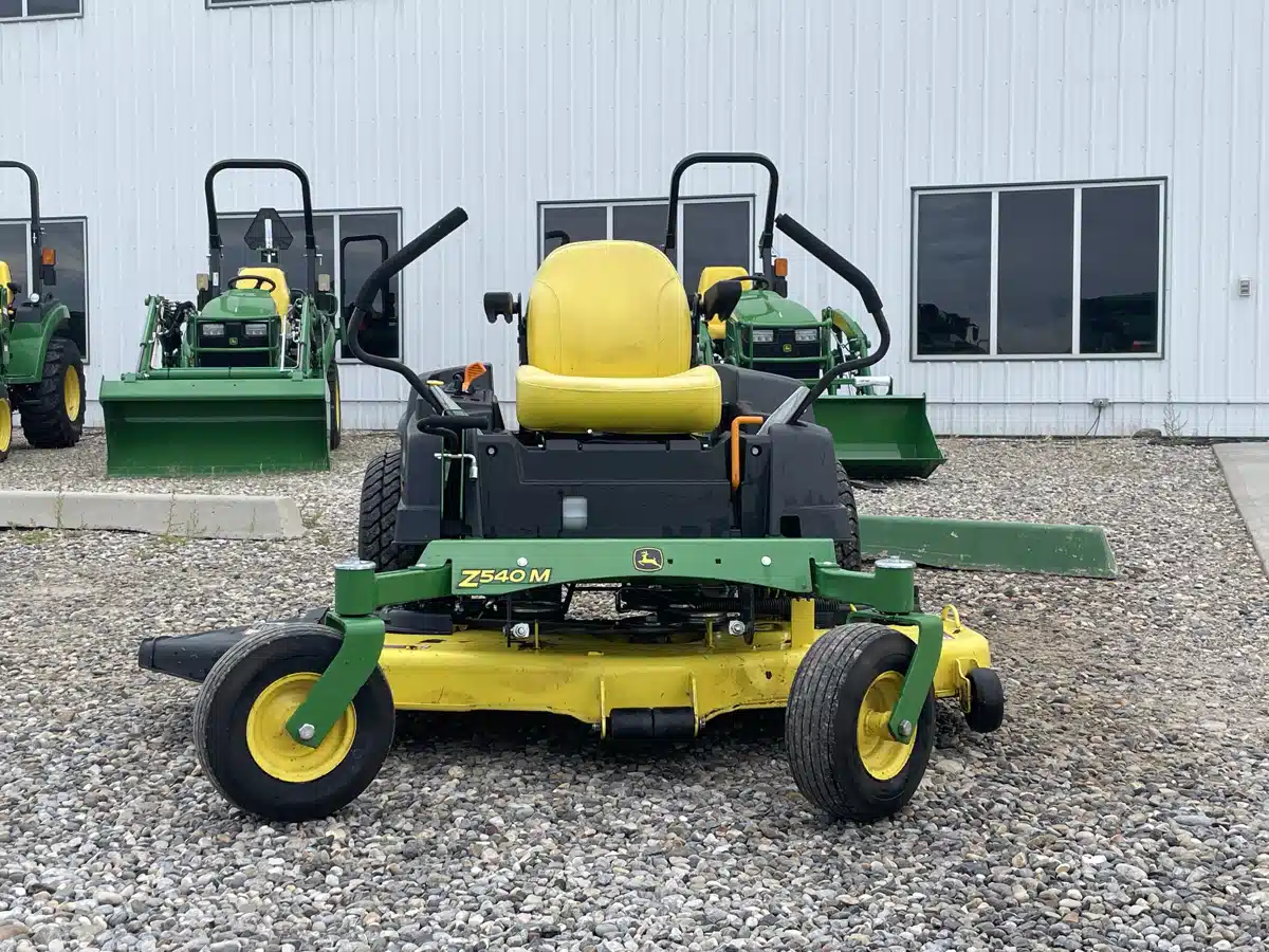 Photo de la Galerie 2 pour 2018 John Deere Z540M Tondeuse à rayon de braquage zéro