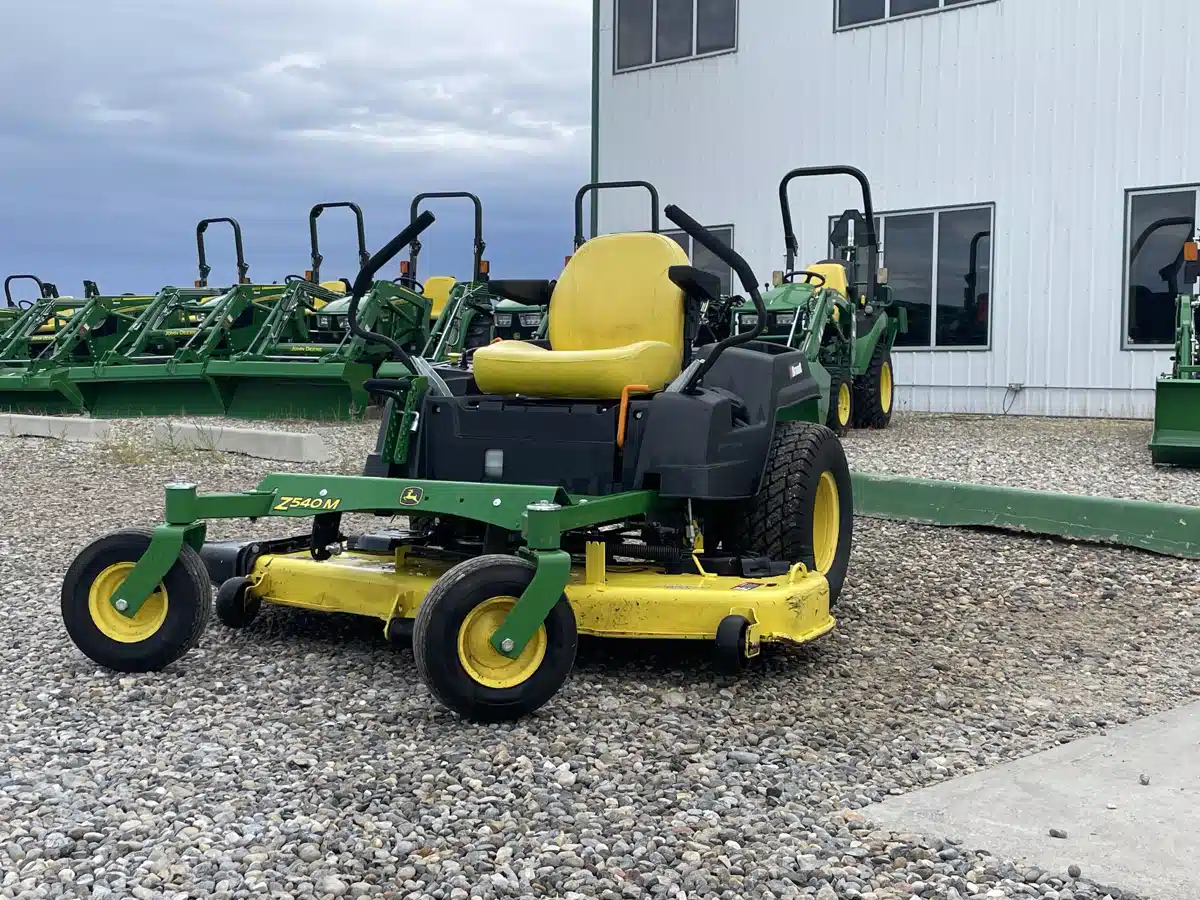 Photo de la Galerie 1 pour 2018 John Deere Z540M Tondeuse à rayon de braquage zéro