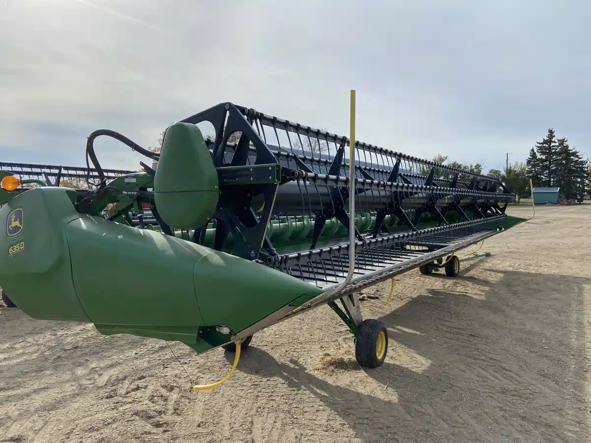 Photo de la Galerie 1 pour 2013 John Deere 635D Nez - Toile/Tapis
