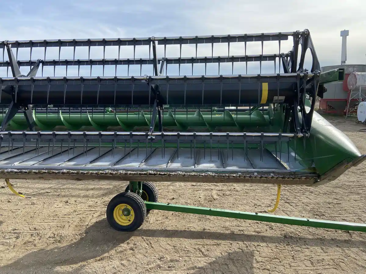 Photo de la Galerie 2 pour 2013 John Deere 635D Nez - Toile/Tapis
