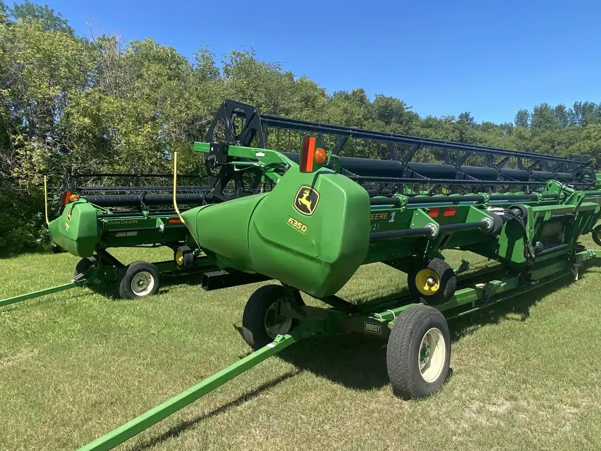 Photo de la Galerie 1 pour 2011 John Deere 635D Nez - Toile/Tapis