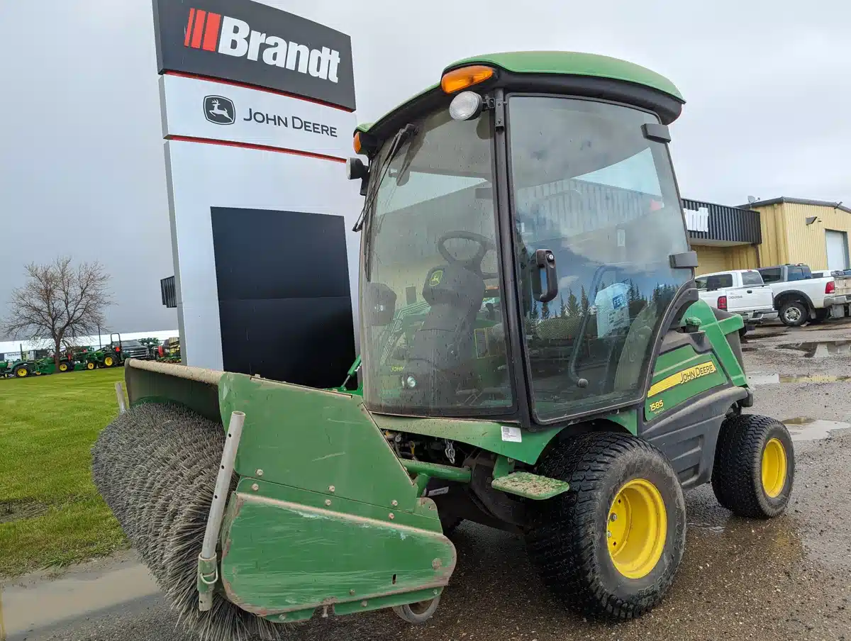 Photo de la Galerie 1 pour 2021 John Deere 1585 Tondeuse frontale