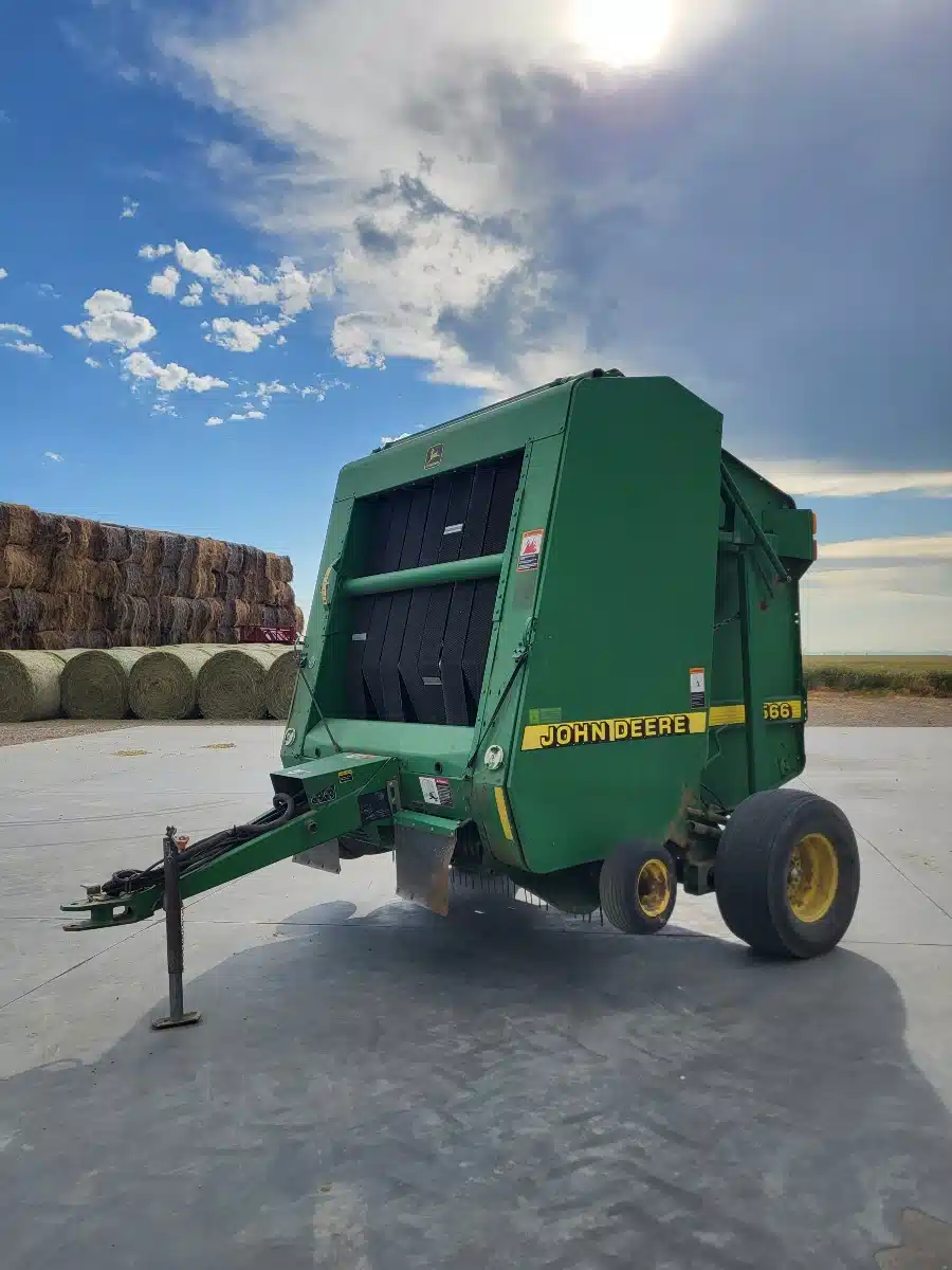 Gallery image 2 for Used 1999 John Deere 566 Round Baler