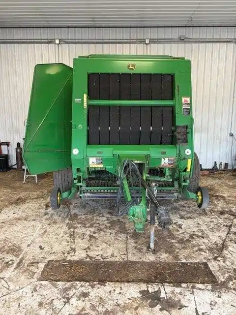 Gallery image 2 for 2014 John Deere 569 Round Baler