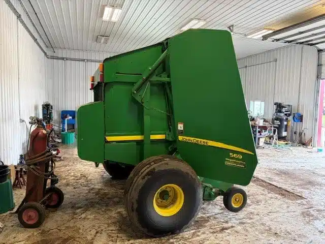 Gallery image 1 for 2014 John Deere 569 Round Baler