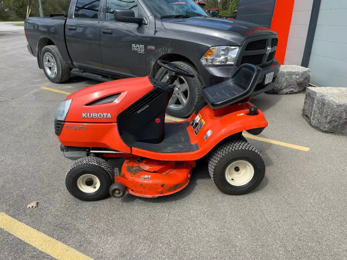 Gallery image 2 for Used 2005 Kubota T1570 Lawn Tractor