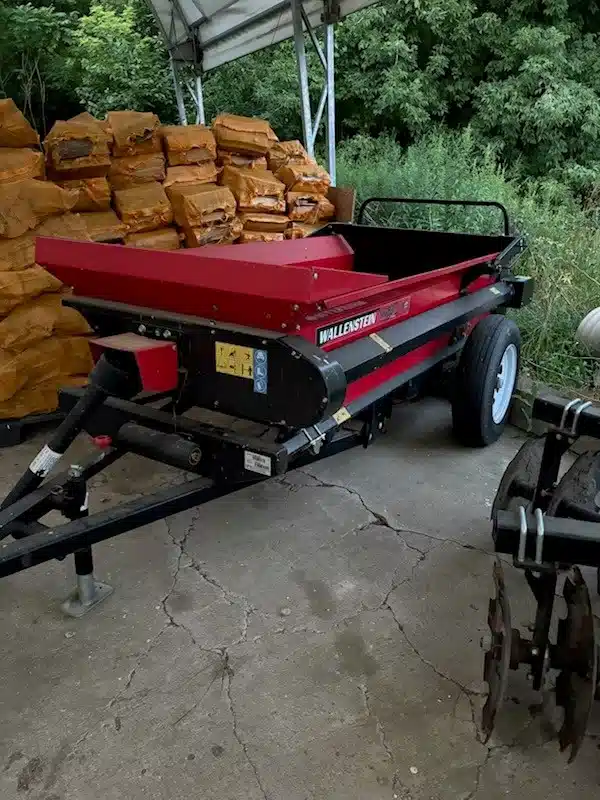 Gallery image 1 for Used Wallenstein MX80P Manure Spreader