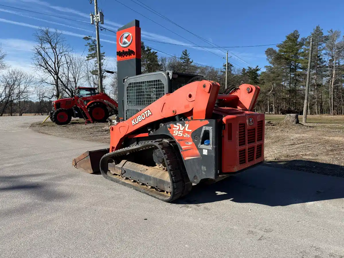 Gallery image 2 for 2017 Kubota SVL95-2 Skid Steer