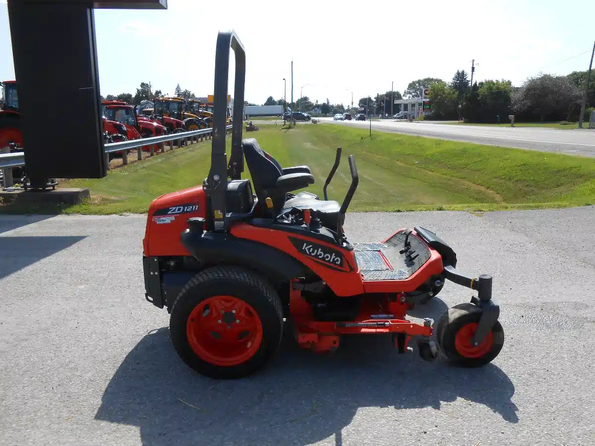 Photo de la Galerie 2 pour 2022 Kubota ZD1211-3-60 Tondeuse à rayon de braquage zéro