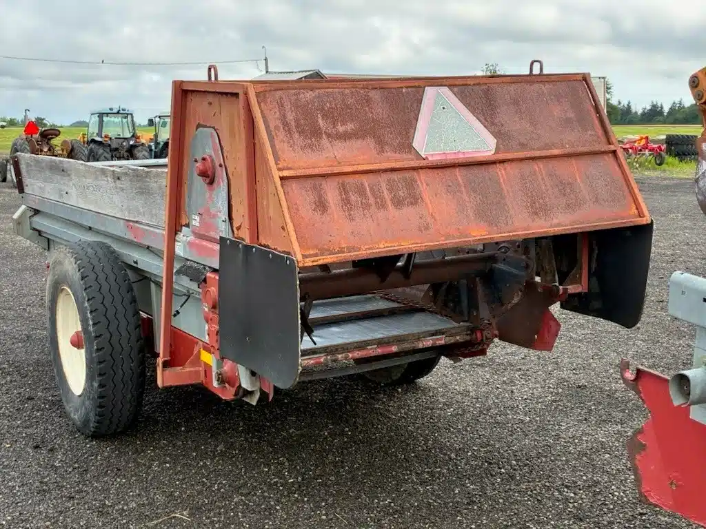 Gallery image 2 for Hesston 180 Manure Spreader