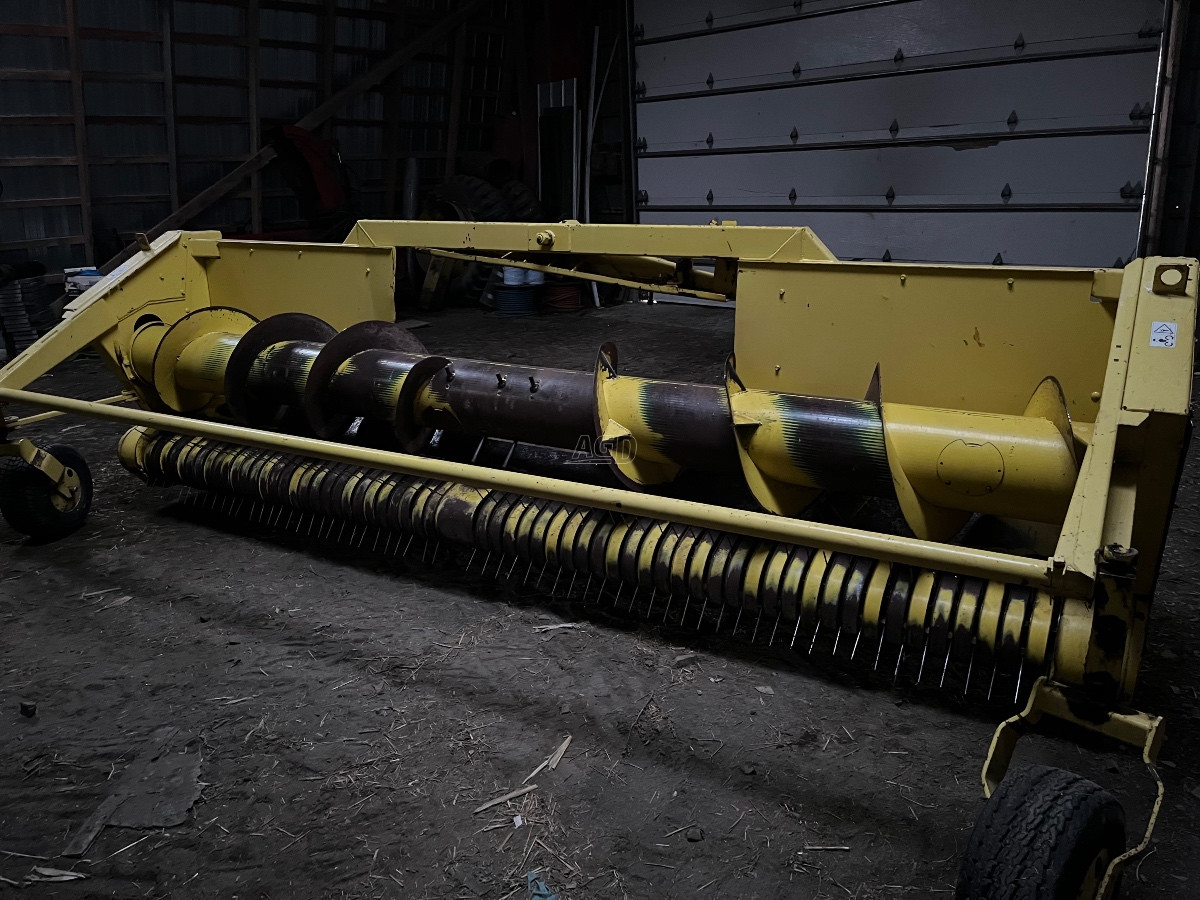 Gallery image 2 for Used John Deere 645A Header - Pickup
