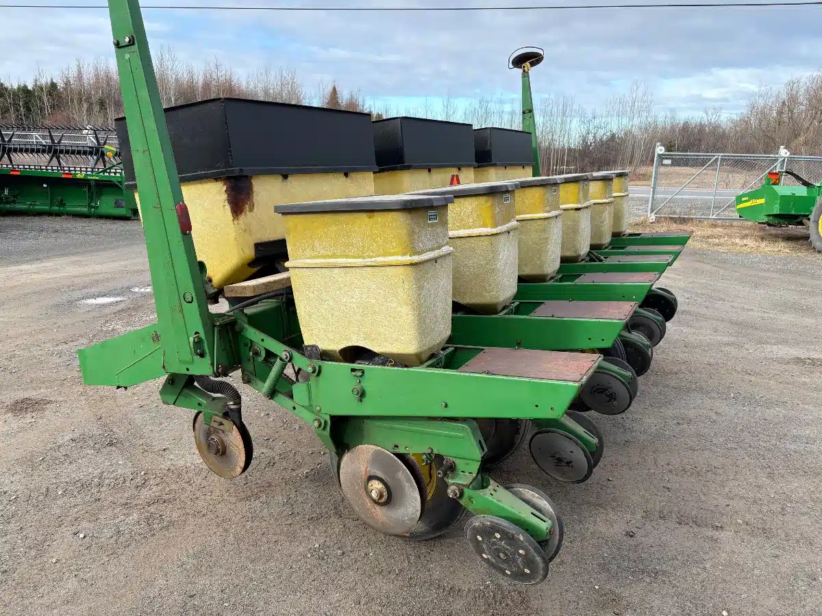 Gallery image 2 for Used 1987 John Deere 7000 Planter