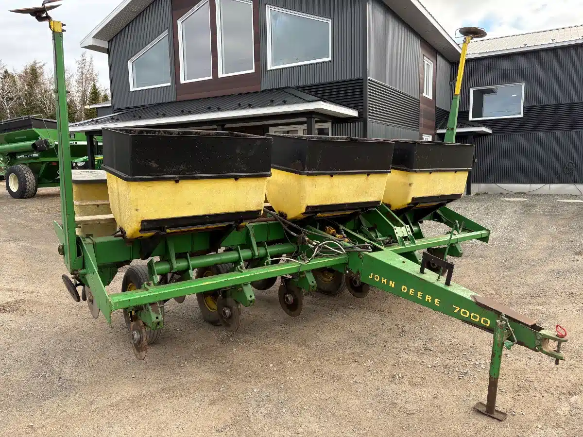 Gallery image 1 for Used 1987 John Deere 7000 Planter