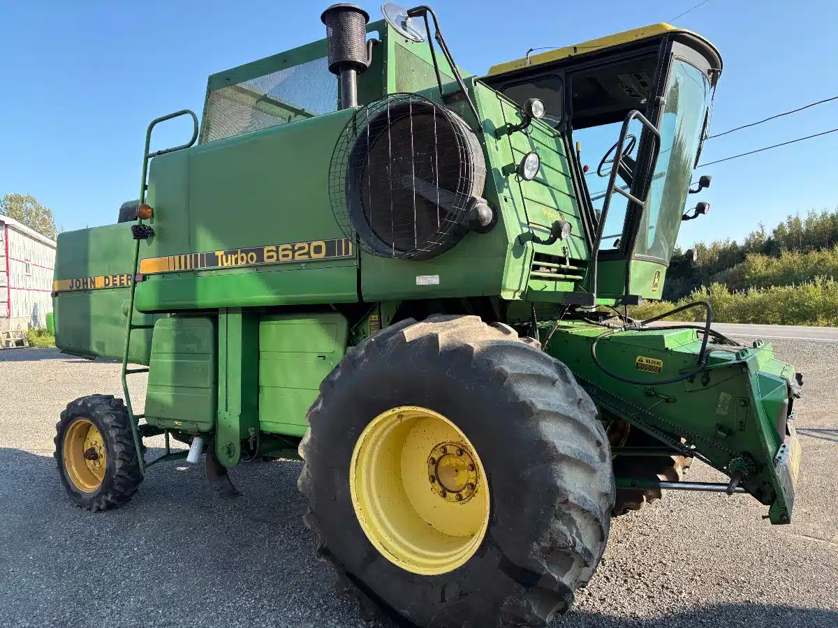 Gallery image 2 for Used 1981 John Deere 6620 Combine