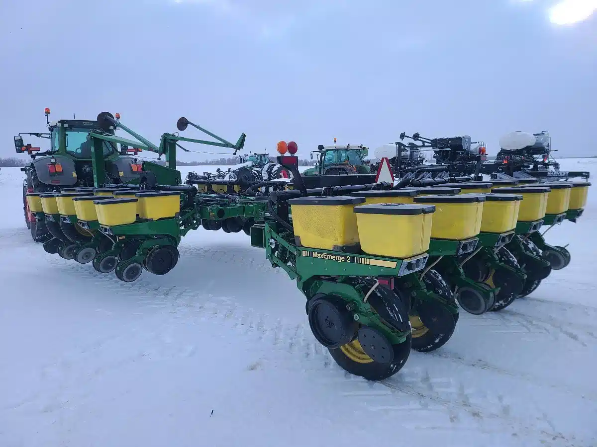 Gallery image 2 for Used John Deere 7200 Planter