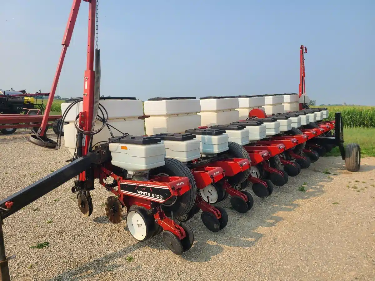 Used White Planters 6100 Planter