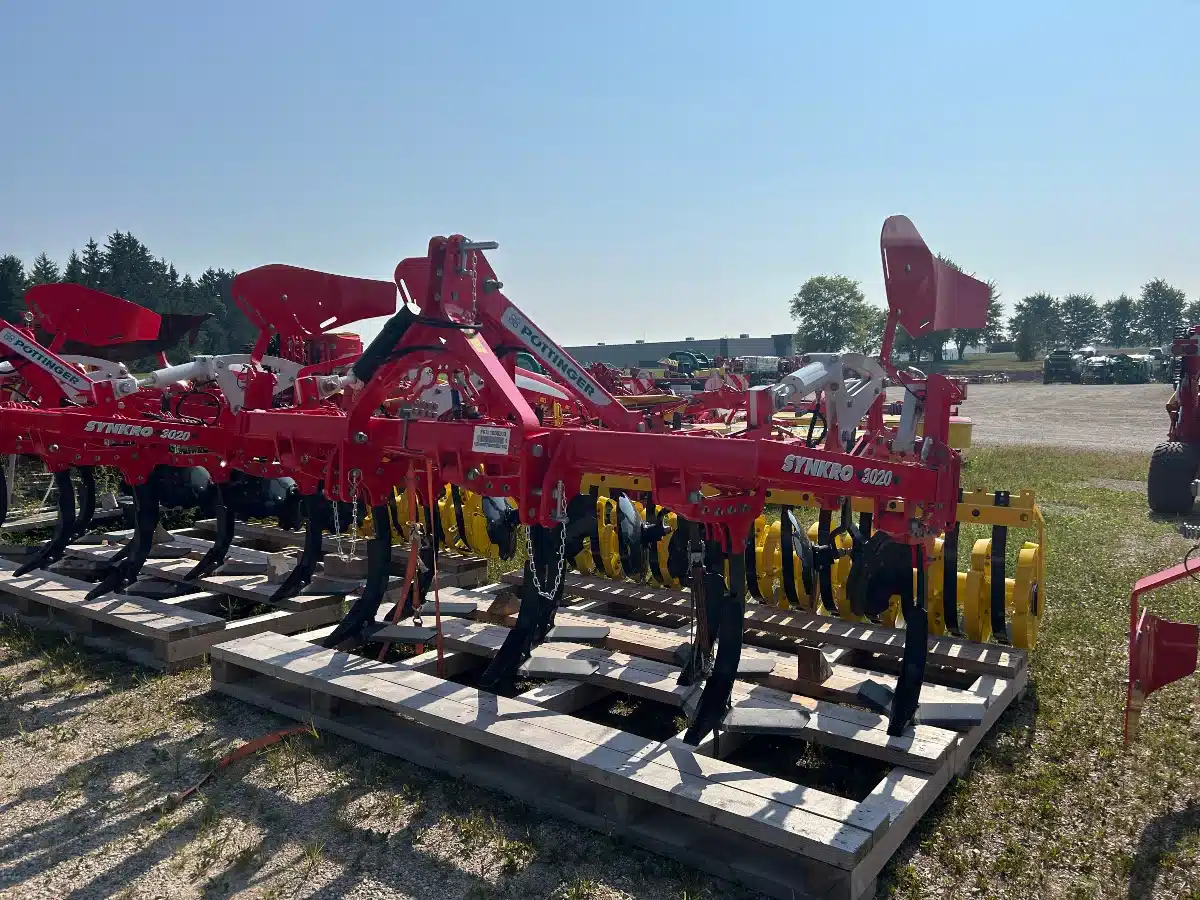Gallery image 1 for New Pottinger SYNKRO 3020 NOVA Chisel Plow
