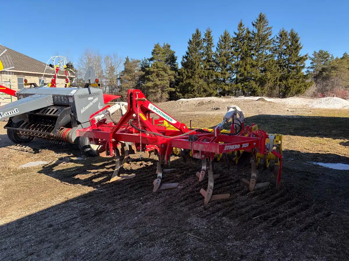 Gallery image 1 for Pottinger SYNKRO 3020 NOVA Chisel Plow