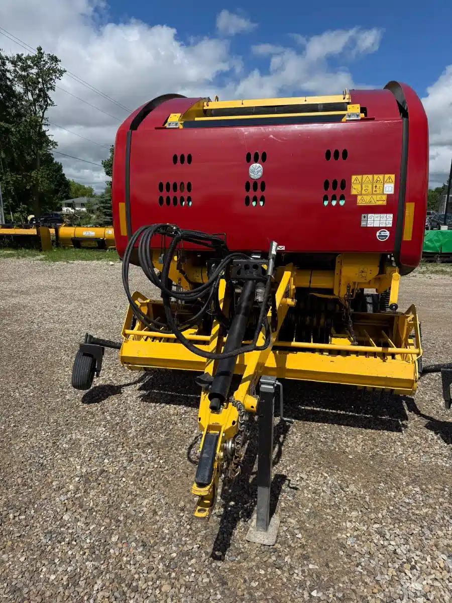 Gallery image 1 for 2022 New Holland ROLL-BELT 450 Round Baler