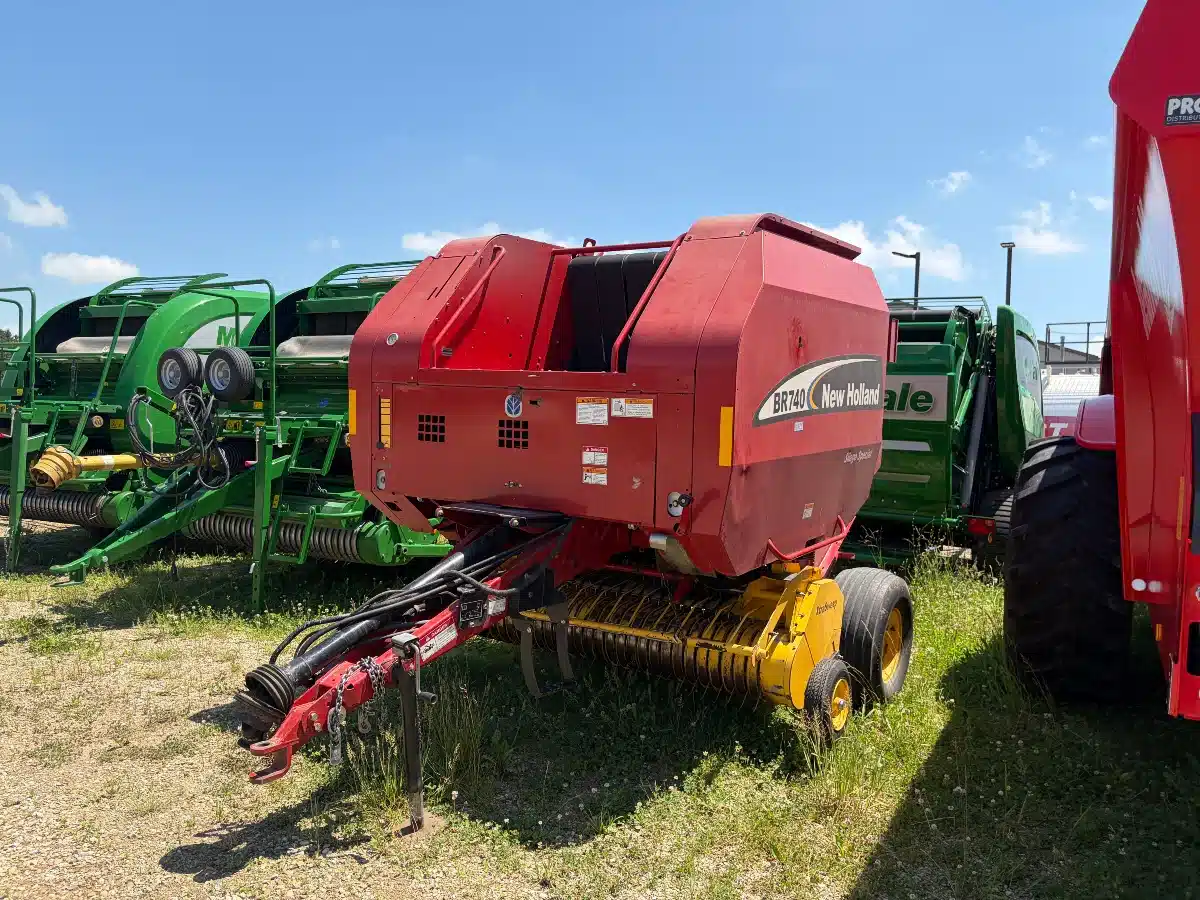 Gallery image 2 for New Holland BR740 Round Baler