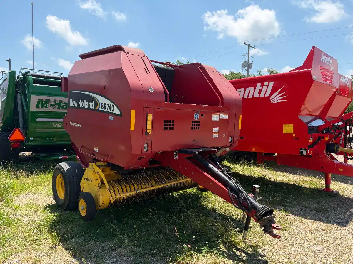 Gallery image 1 for New Holland BR740 Round Baler