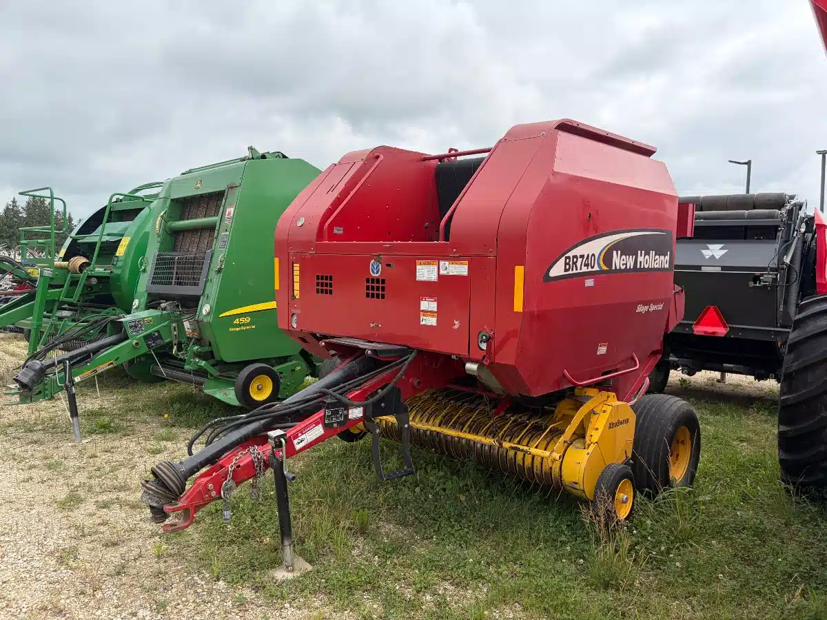 Gallery image 1 for New Holland BR740 Round Baler