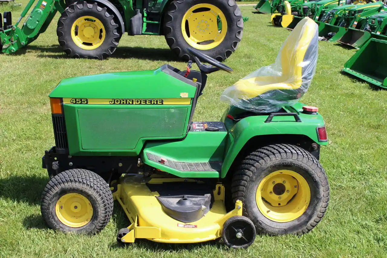 Gallery image 2 for Used 2005 John Deere 455 Lawn Tractor
