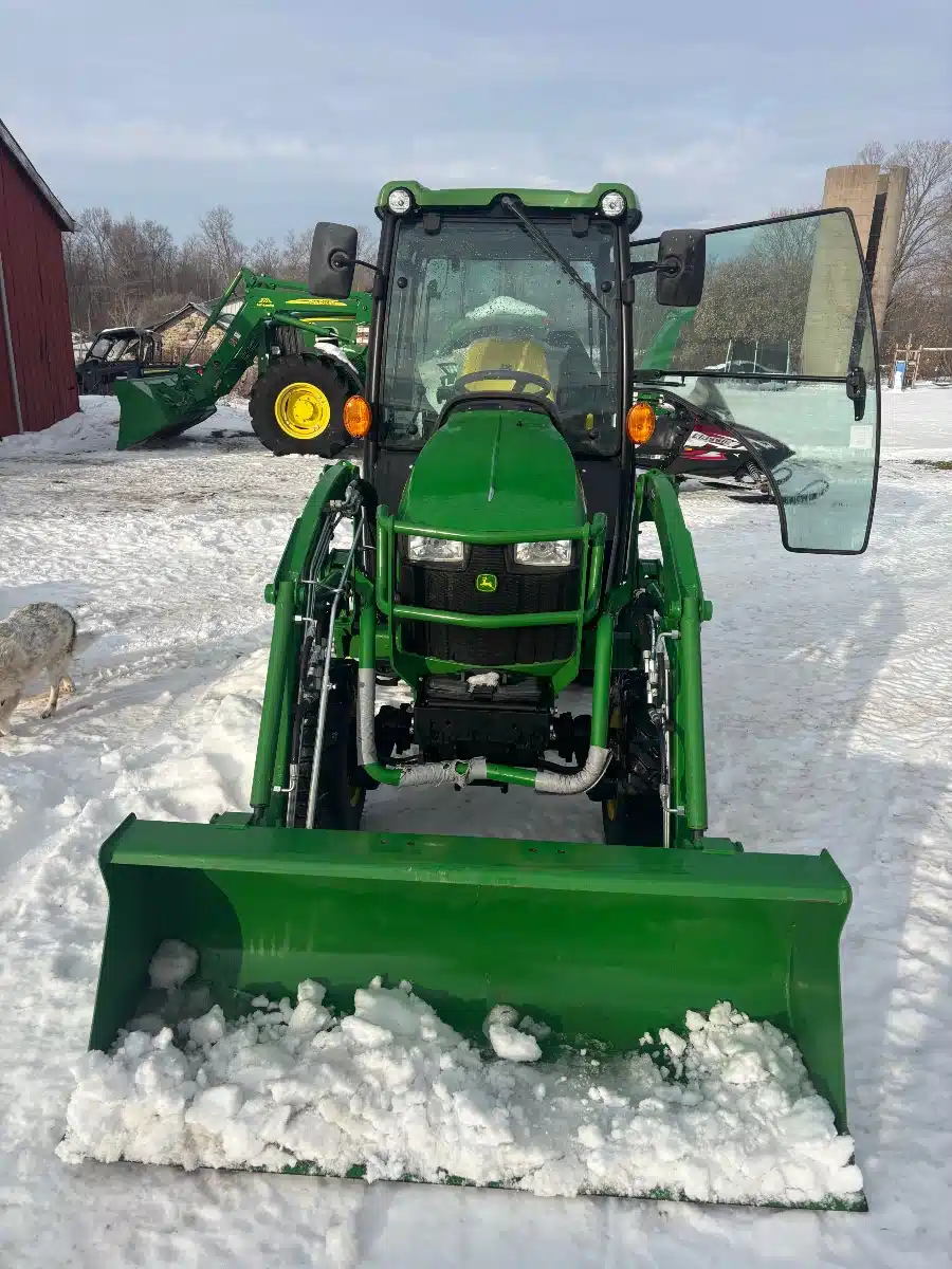 Gallery image 2 for 2022 John Deere 2025R Tractor