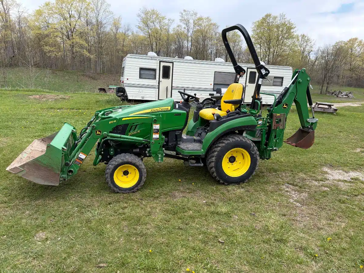 Photo de la Galerie 1 pour 2023 John Deere 2025R Backhoe Tracteur