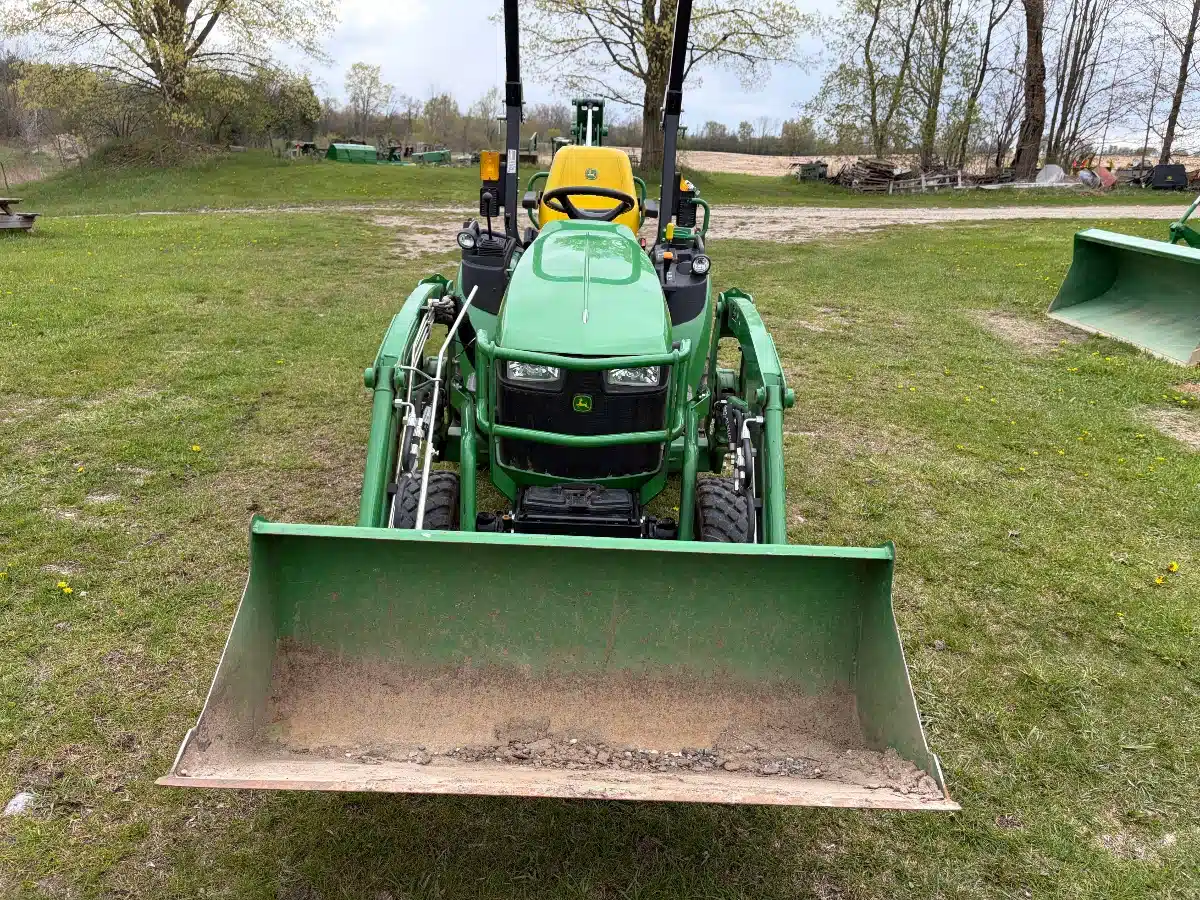 Photo de la Galerie 2 pour 2023 John Deere 2025R Backhoe Tracteur