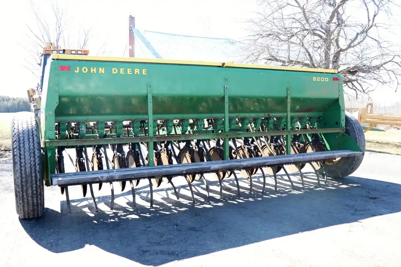 Gallery image 1 for Used John Deere 8200 Planter