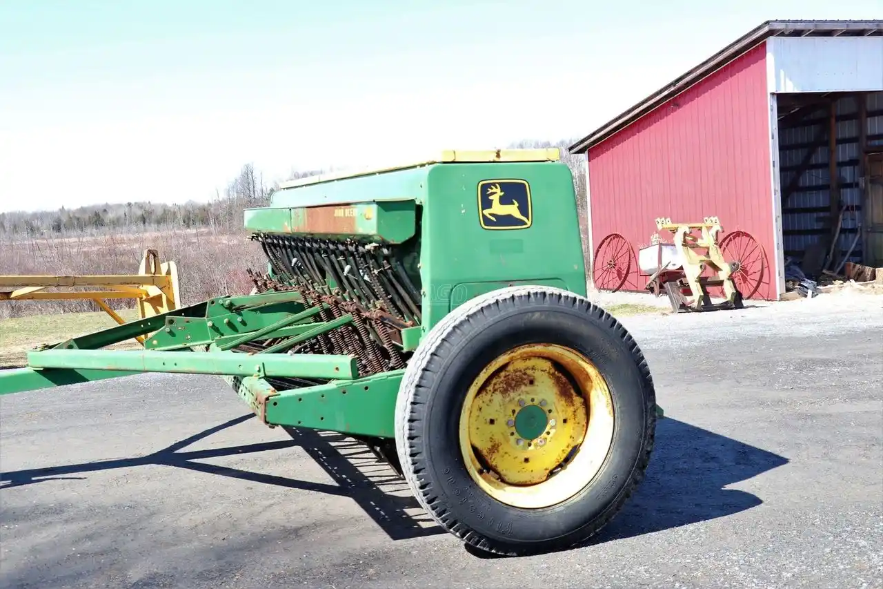 Gallery image 2 for Used John Deere 8200 Planter