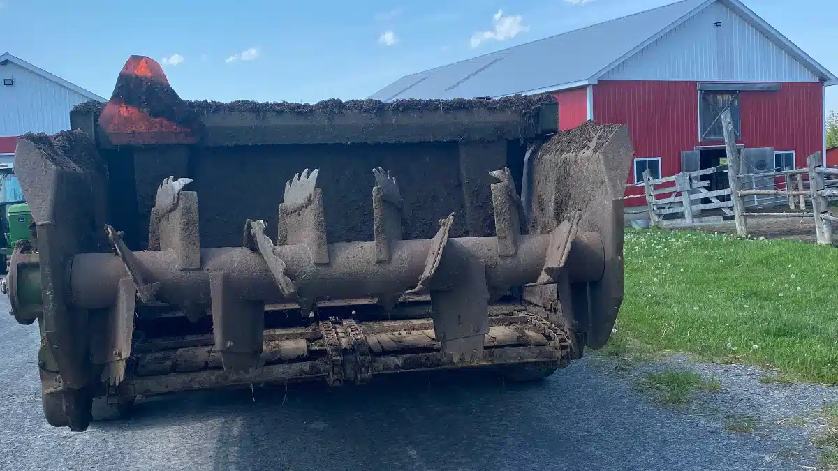 Gallery image 2 for Used John Deere 680 Manure Spreader