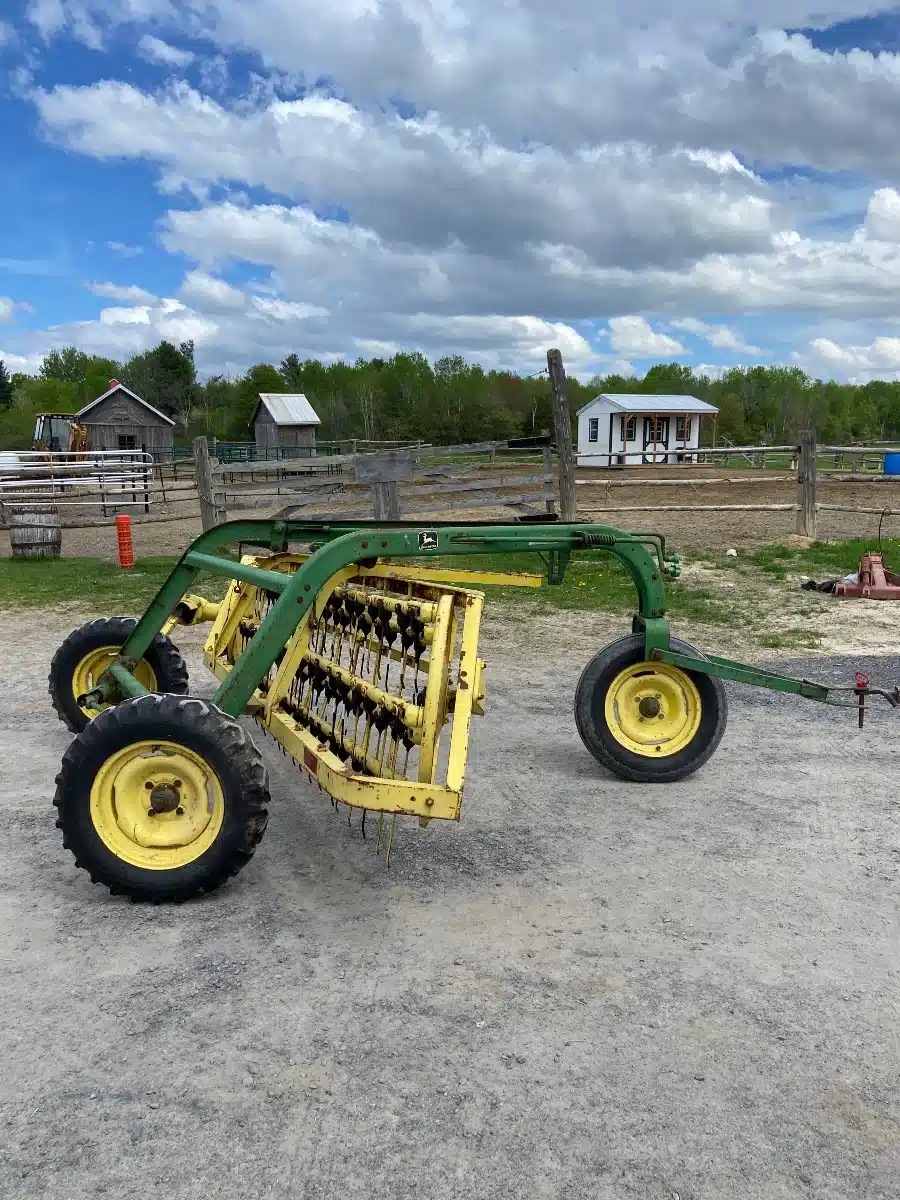 Gallery image 2 for Used John Deere 660 Rake