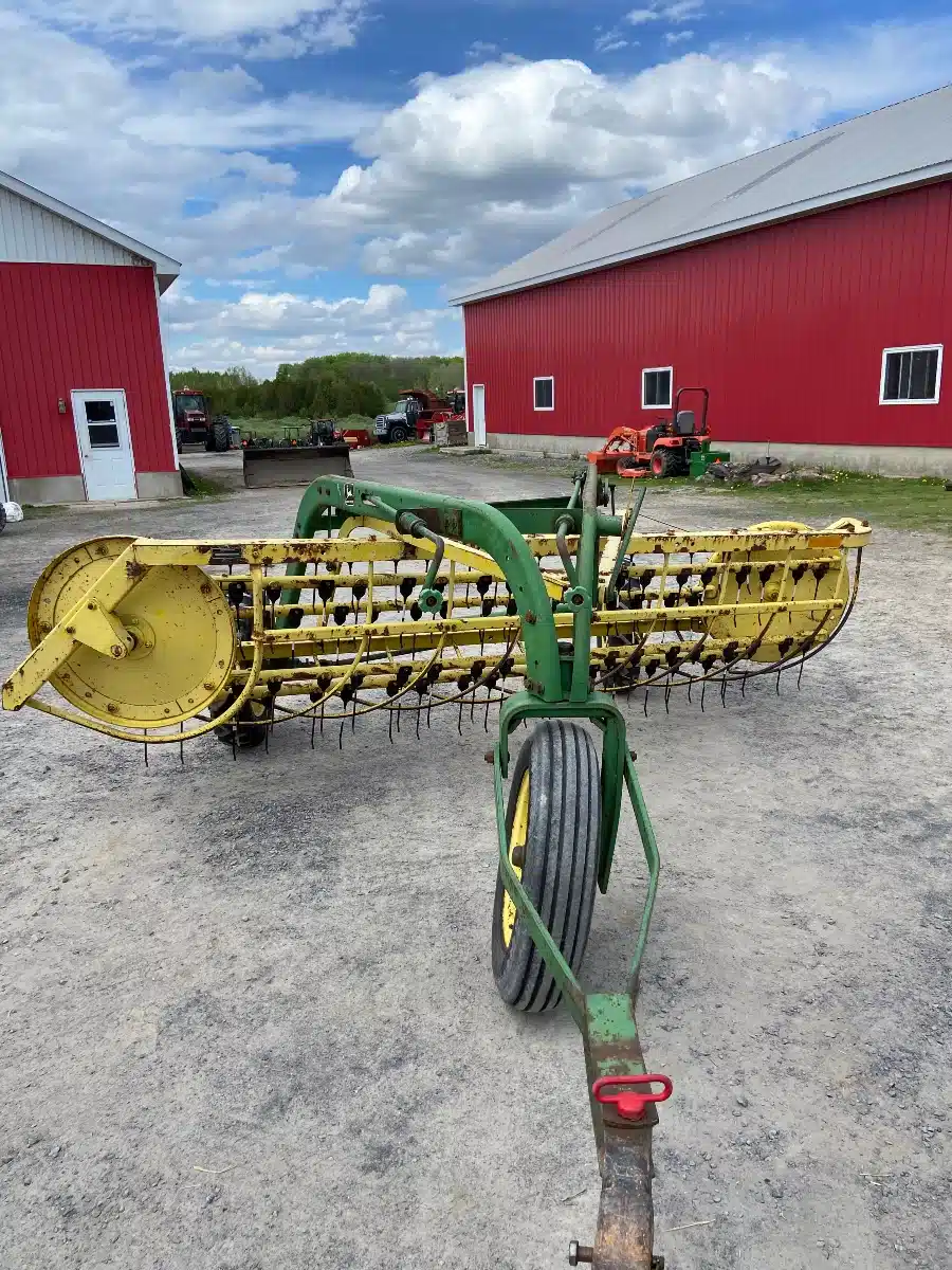 Gallery image 1 for Used John Deere 660 Rake