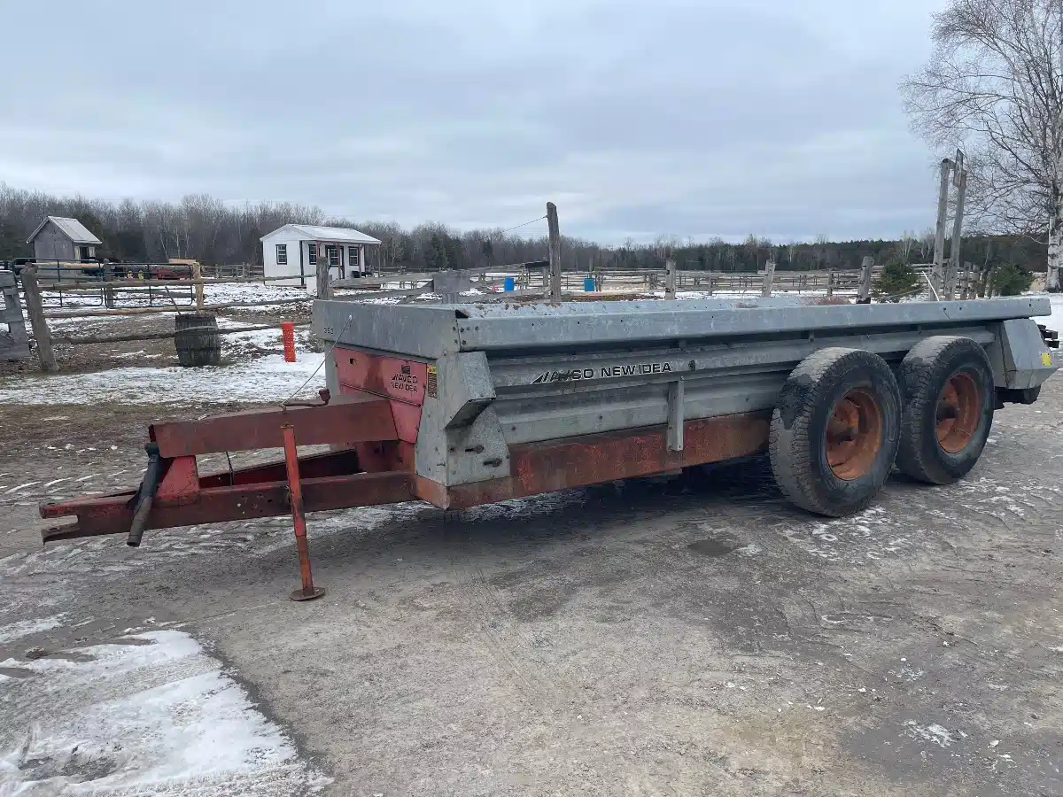 Used New Idea 353 Manure Spreader