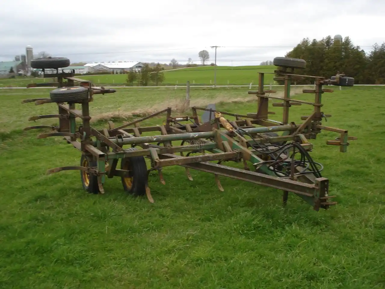 Gallery image 2 for Used John Deere 1000 Cultivator