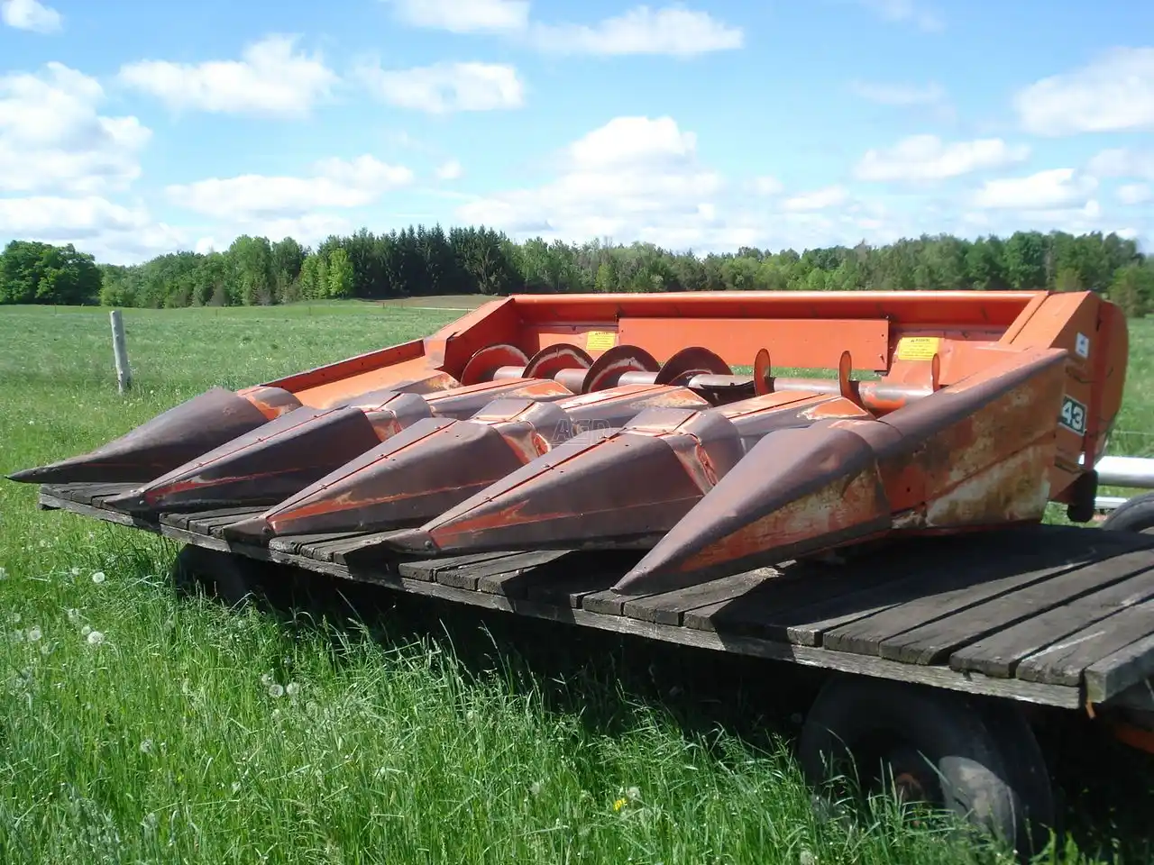 Gallery image 1 for Used Massey Ferguson 1143 Header - Row Crop