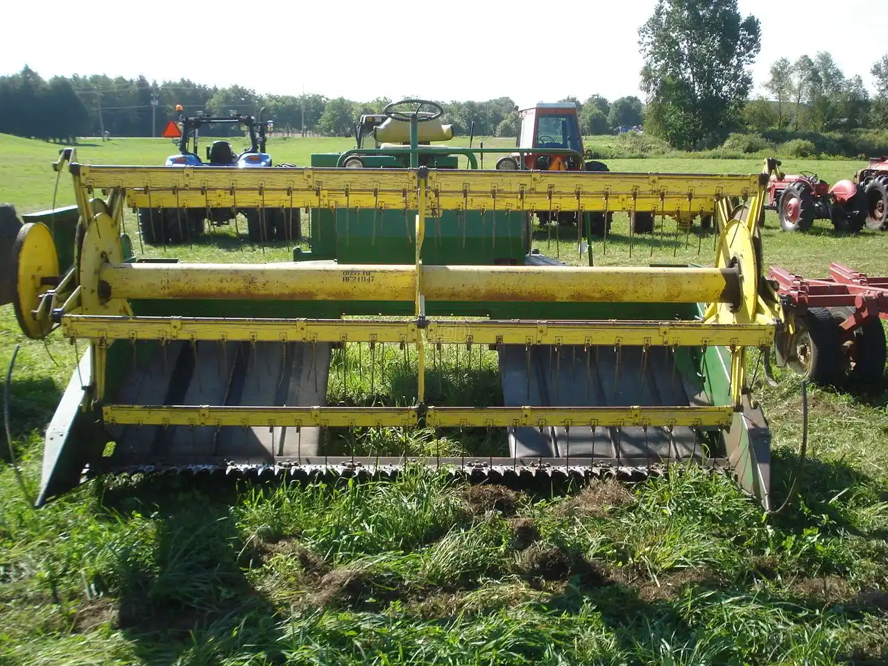 Gallery image 2 for Used John Deere 800 Windrower