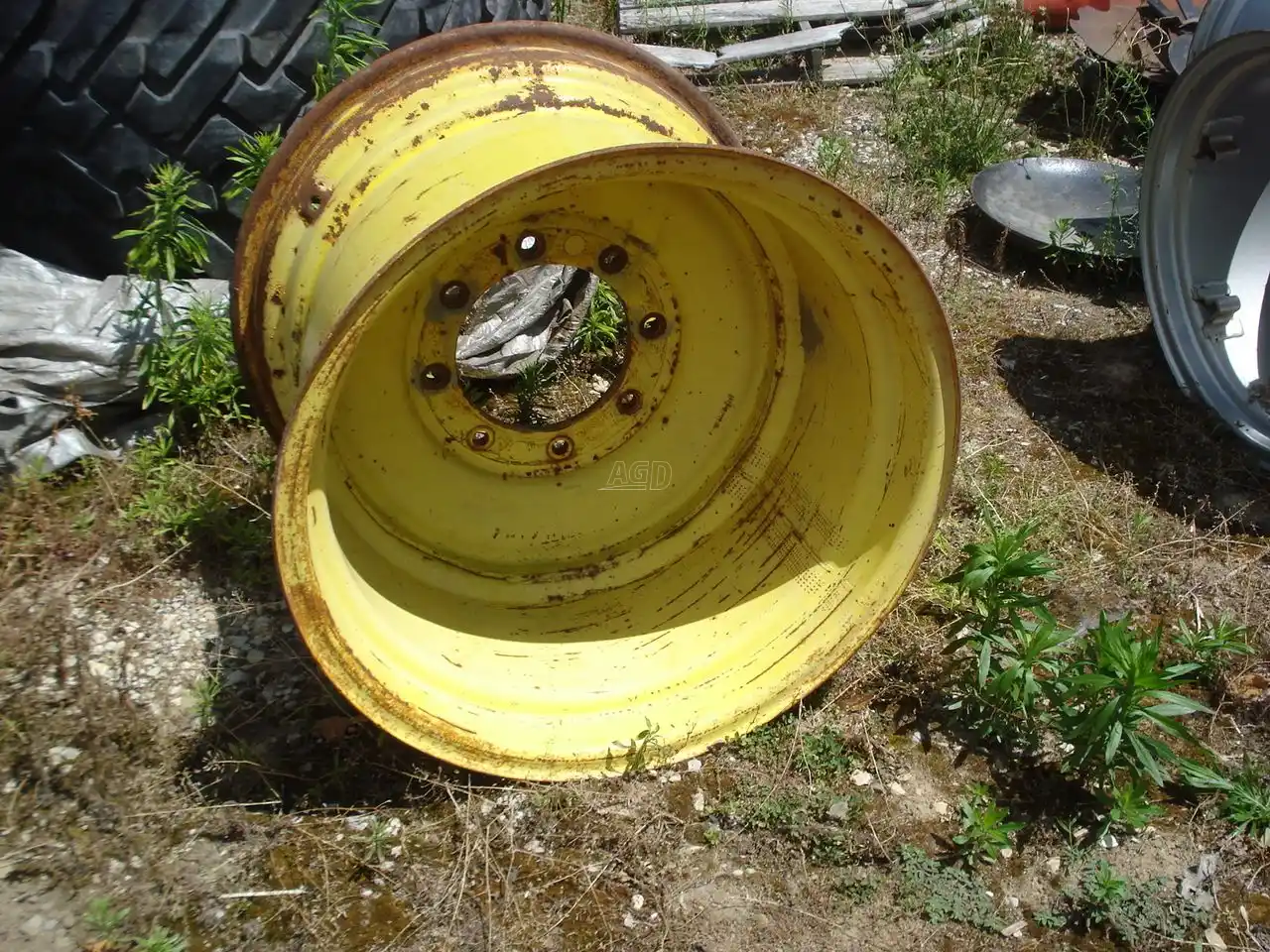 Gallery image 1 for Used John Deere Combine Rims