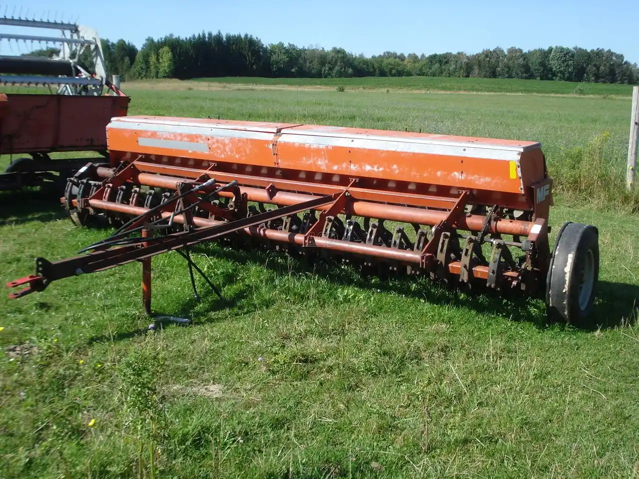 Gallery image 2 for Used Massey Ferguson 424 Drill