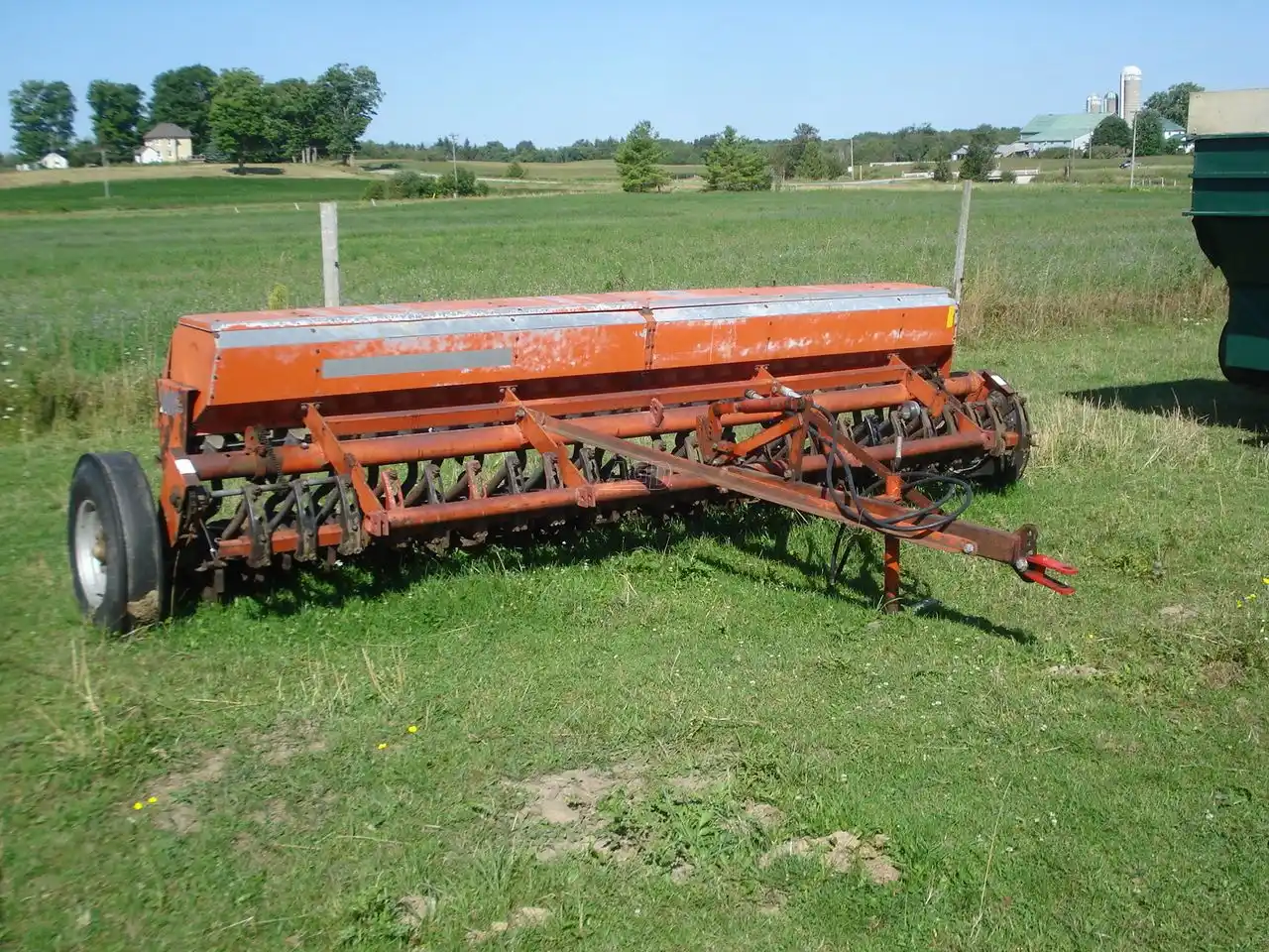 Gallery image 1 for Used Massey Ferguson 424 Drill
