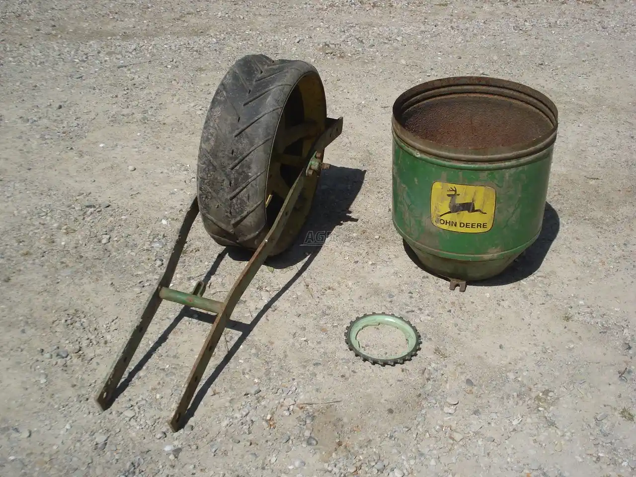 Gallery image 1 for Used John Deere 1240 Planter
