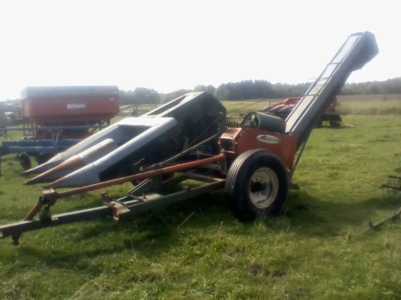 Gallery image 1 for Used New Idea 326 Corn Picker