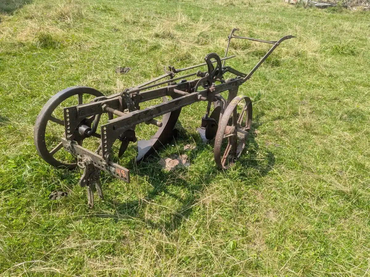 Gallery image 2 for Used Cockshutt 2F Plow