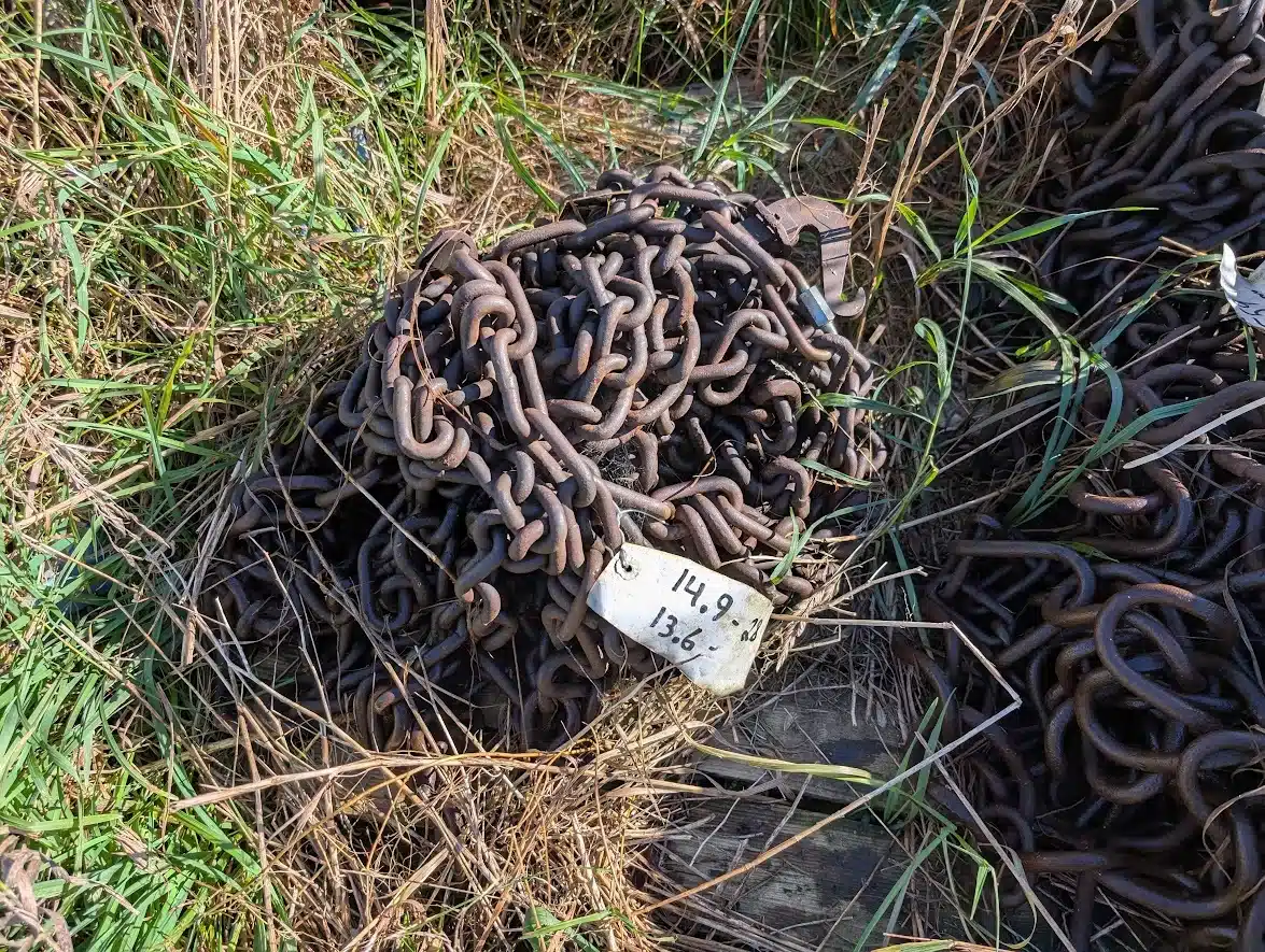 Used 14.9 - 13.6 inch x 28 inch tire Chain