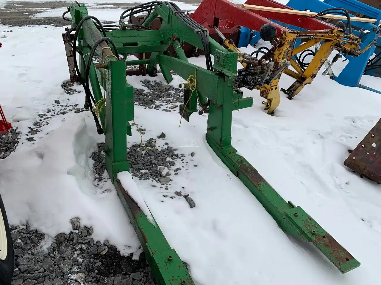 Gallery image 2 for Used John Deere 2120 Front End Loader