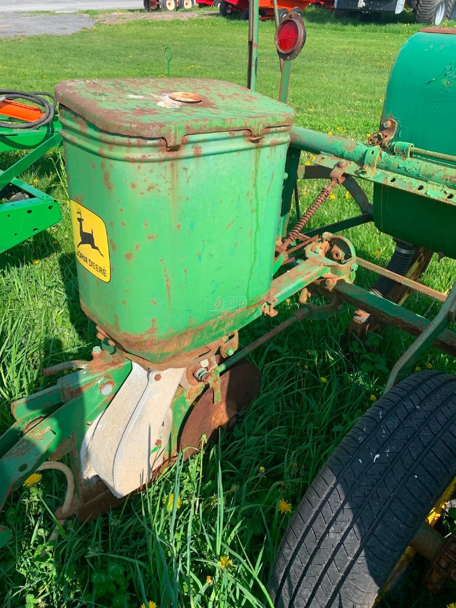 Gallery image 2 for Used John Deere 1240 Planter - Corn
