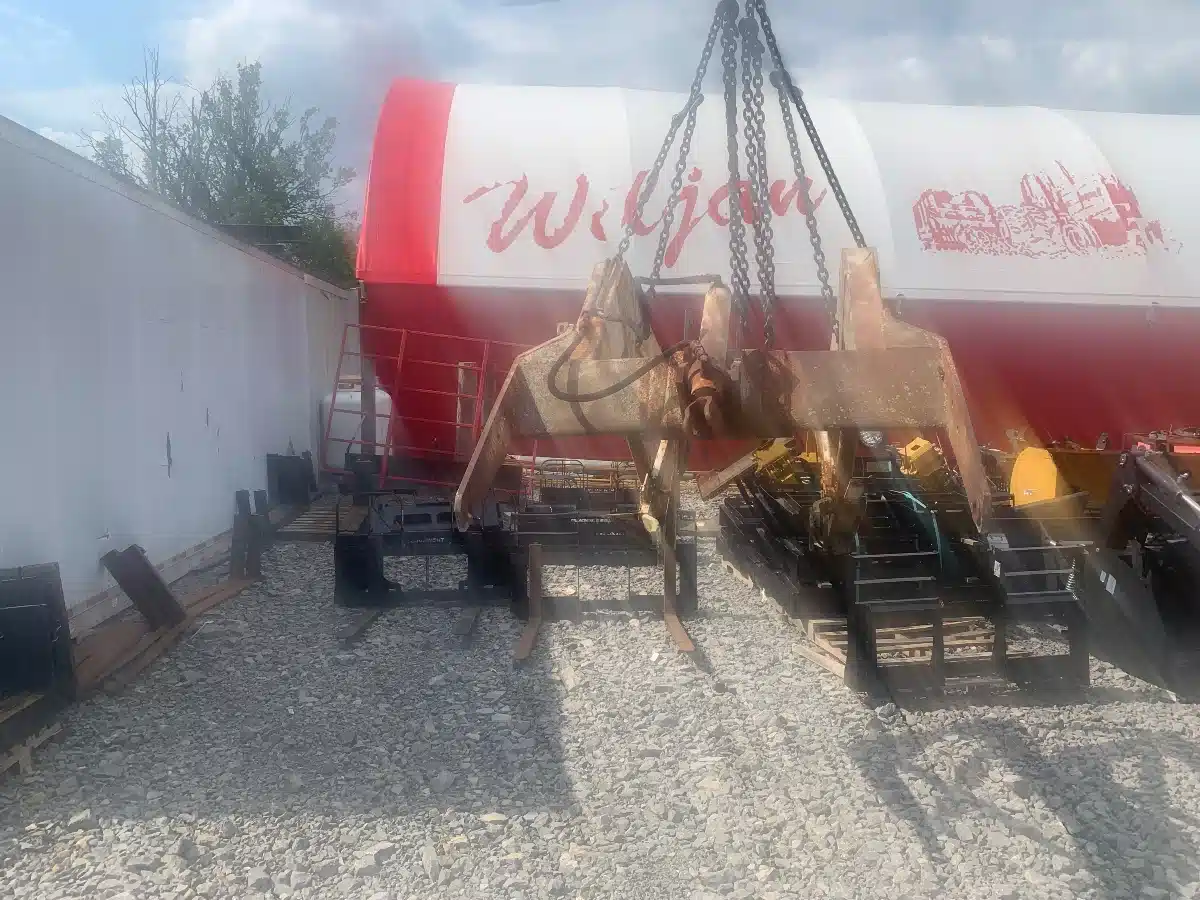 Gallery image 2 for Used International 1501 Tractor Loader